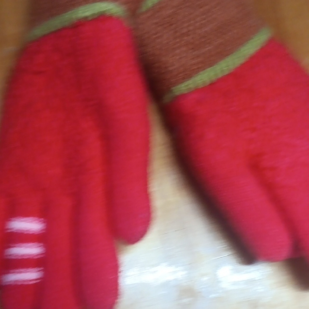 Hat and gloves bundle - Picture 9 of 14
